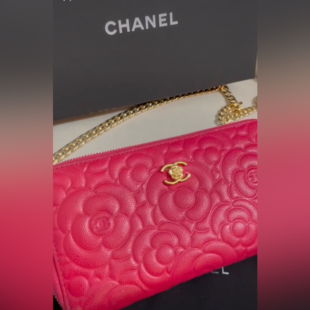 🌹🌹Collectors Piece ❤️ CHANEL Caviar Camellia Yen  Zip Around Wallet